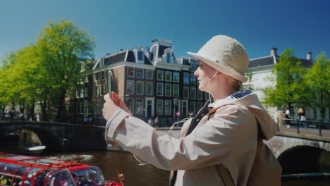 Junge-Frau-Macht-Ein-Selfie-Am-Amsterdamer-Kanal
