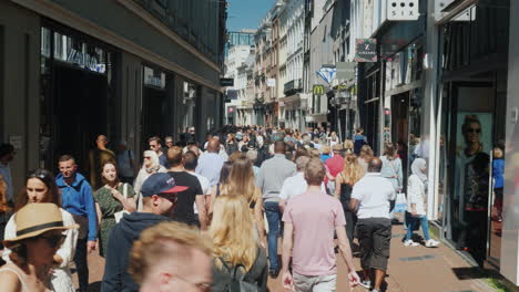 Busy-Amsterdam-Shopping-Street