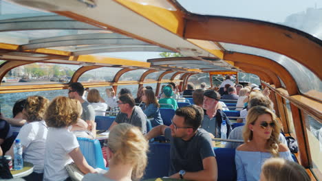 Touristen-Auf-Dem-Amsterdamer-Ausflugsboot