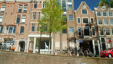 Vista-De-Las-Calles-De-Amsterdam-Desde-Un-Barco