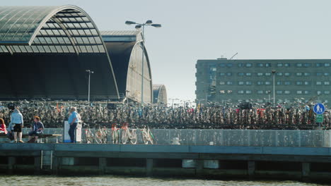 überfüllte-Fahrradständer-In-Amsterdam