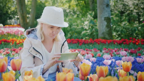 Frau-An-Ihrem-Handy-Umgeben-Von-Tulpen