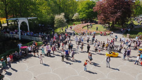 Tourists-At-The-Keukenhof-Park-Amsterdam