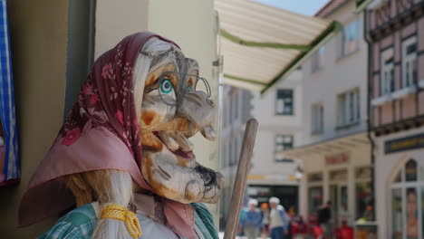 Hexenstatue-Aus-Holz-In-Deutschland