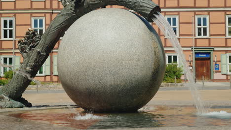 Kugel--Und-Baumstammbrunnen-Wernigerode