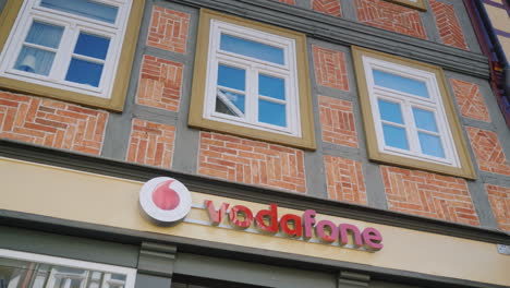 Señalización-De-Vodafone-En-El-Frente-De-La-Tienda-Alemana