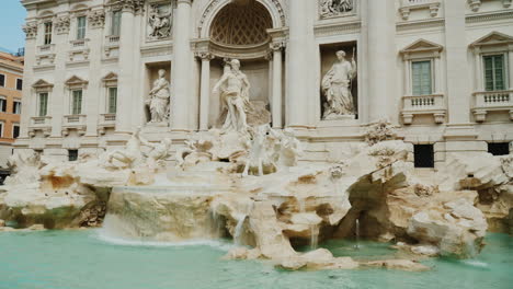 Trevi-Fountain-and-Crowd-of-Tourists-Rome