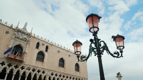 Laternenpfahl-Und-Dogenpalast-Venedig