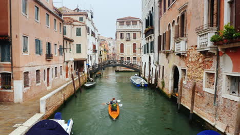 Kayakistas-En-Un-Canal-Estrecho-En-Venecia
