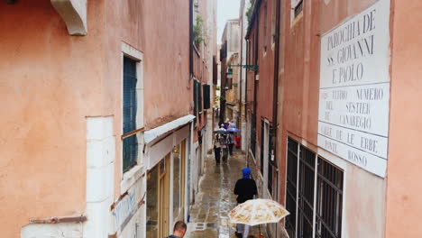 Enge-Venedig-Straßen-Im-Regen