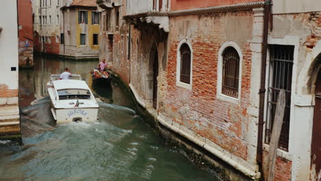 Gondel-Passiert-Schnellboot-Venedig