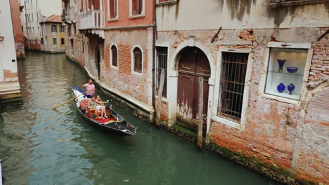 Tourists-on-Venetian-Gondola