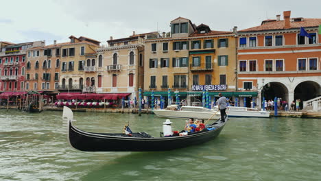 Tráfico-De-Embarcaciones-En-El-Gran-Canal-De-Venecia