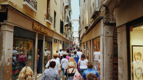 Crowded-Narrow-Venice-Shopping-Street