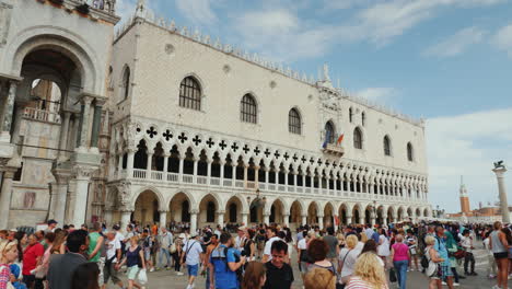 Touristen-Am-Dogenpalast-In-Venedig