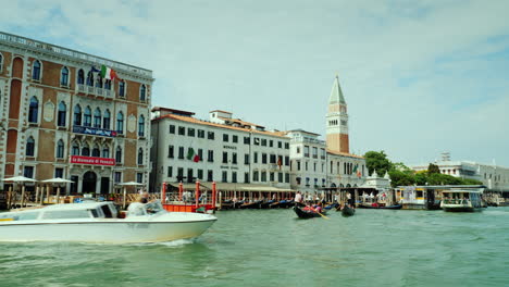 Barcos-En-El-Gran-Canal-De-Venecia