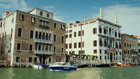 Barco-De-Policía-En-El-Gran-Canal-De-Venecia