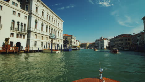 Viaje-Por-El-Canal-De-Venecia-En-Un-Barco