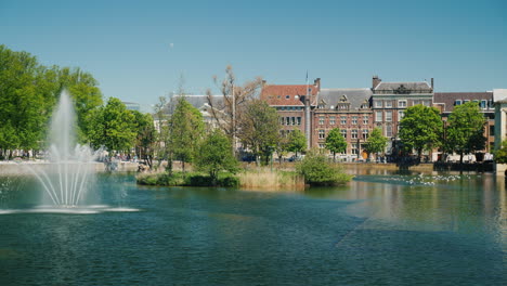 Schloss-Binnenhof-Am-Teich-In-Den-Haag