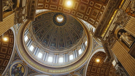 Interior-De-La-Cúpula-En-La-Basílica-De-San-Pedro-En-Roma