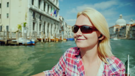 Frau-Genießt-Bootsfahrt-Durch-Venedig