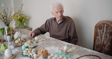 ältere-Menschen-Kümmern-Sich-Um-Die-Frau,-Die-Tisch-Für-Ostern-Vorbereitet