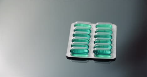 Blister-Mit-Medizinischen-Pillen-Drogen-Auf-Schwarzem-Hintergrund-8