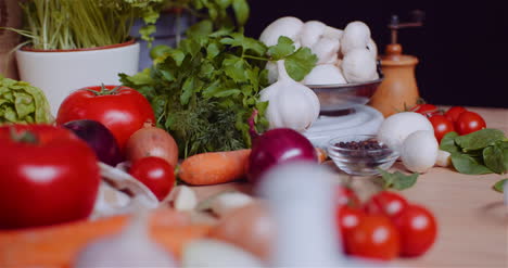Nahaufnahme-Von-Verschiedenem-Gemüse-Auf-Dem-Tisch-Rotierende-Frische-Tomaten,-Karotten,-Rote-Zwiebeln-Und-Knoblauch-2