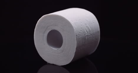 Toilettenpapier-Auf-Schwarzem-Hintergrund-Rotieren-Isoliert