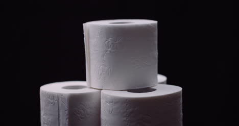 Toilettenpapier-Isoliert-Auf-Schwarzem-Hintergrund-2-Drehend