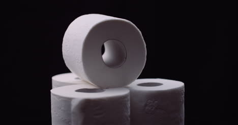 Toilettenpapier-Auf-Schwarzem-Hintergrund-Rotierend-3-Rotating-Isoliert