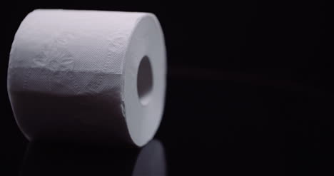Toilettenpapier-Auf-Schwarzem-Hintergrund-Rotierend-4-.-Isoliert