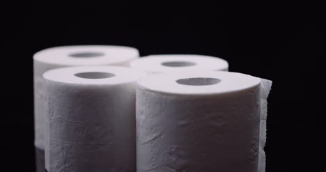 Toilettenpapier-Auf-Schwarzem-Hintergrund-Rotierend-5-.-Isoliert