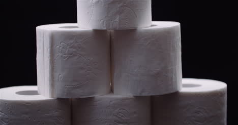 Toilettenpapier-Auf-Schwarzem-Hintergrund-Rotierend-Um-6-.-Isoliert