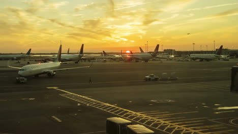 Internationaler-Flughafen-JFK-Bei-Sonnenuntergang
