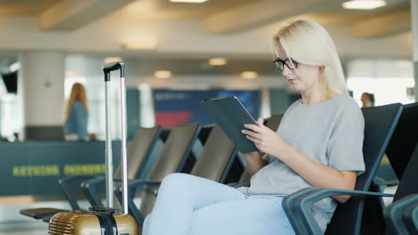 Geschäftsfrau-Benutzt-Tablet-Im-Flughafen