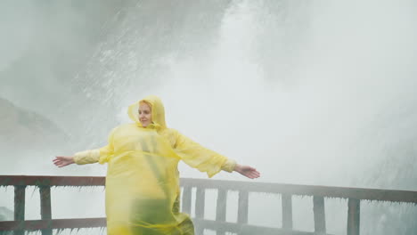 Frau-Durchnässt-Von-Niagara-Falls-Spray