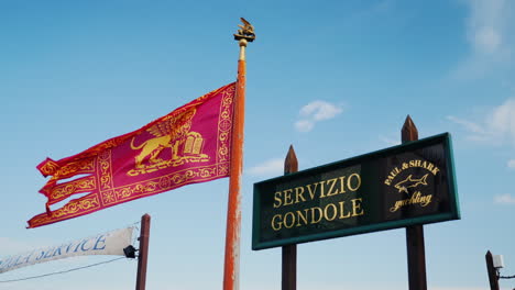 Venezianische-Flagge-Am-Servicepunkt-Der-Gondel