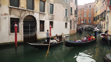 Góndolas-Con-Turistas-Navegan-Venecia