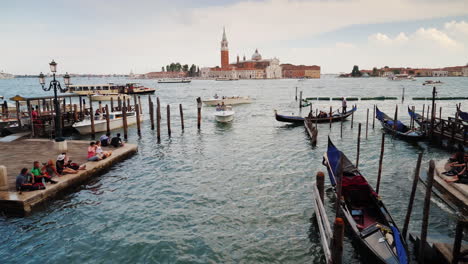 Festgemachte-Gondeln-Und-Bootsverkehr-Venedig