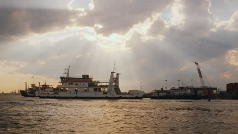 Fracht--Und-Passagierschiffe-In-Der-Nähe-Von-Venedig