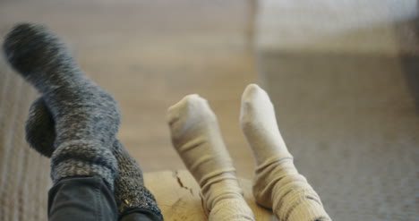 Junges-Paar-Trägt-Socken-Zu-Hause