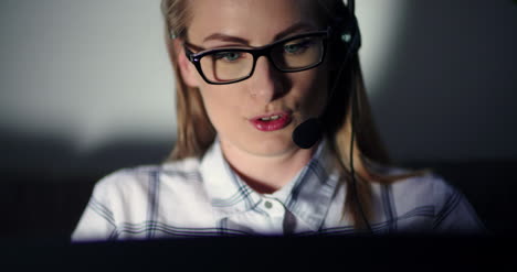 Geschäftsfrau-Mit-Headset-Und-Laptop-Im-Büro