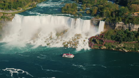 Ausflugsboot-Bei-Den-Niagara-Horseshoe-Falls