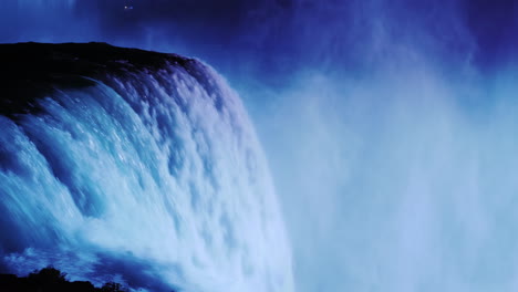 Nebliger-Wasserfall-In-Der-Nacht