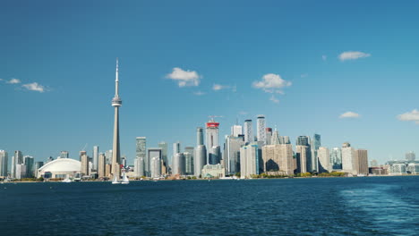 Yachten-Segeln-Durch-Die-Skyline-Von-Toronto