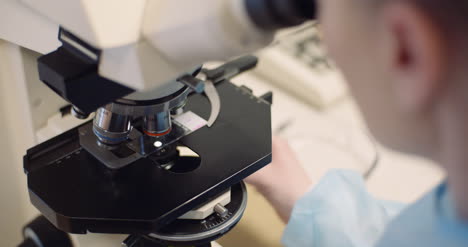 Wissenschaftler-Untersuchen-Bakterien-Unter-Dem-Mikroskop-Im-Labor-3