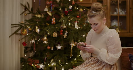 Frau-Mit-Digitalem-Tablet-Und-Online-Shopping-Während-Der-Weihnachtszeit