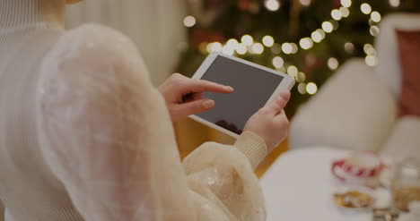 Frau-Mit-Digitalem-Tablet-Und-Online-Shopping-Während-Der-Weihnachtszeit-8