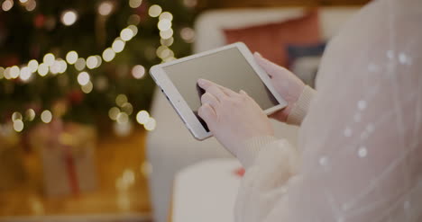 Frau-Mit-Digitalem-Tablet-Und-Online-Shopping-Während-Weihnachten-9